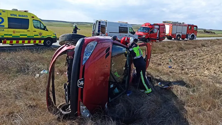 Trasladada una persona al Hospital Universitario de Navarra tras volcar con su coche en Santacara. BOMBEROS DE NAVARRA