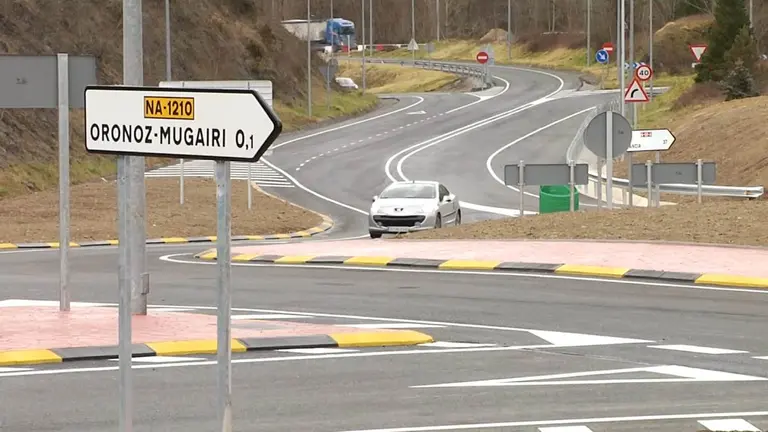 Rotonda de acceso a la N-121-A en Oronoz Mugairi.