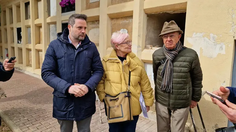 El alcalde de Tudela, Alejandro Toquero (i), confirma que los supuestos restos de Joaquín Gaztambide, alojados en un nicho del Cementerio Municipal de Tudela, no pertenecen al músico tudelano. AYUNTAMIENTO DE TUDELA