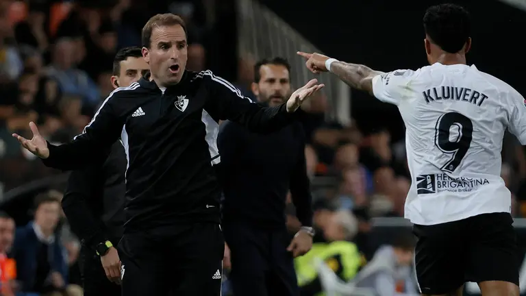 El técnico de Osasuna, Jagoba Arrasate, durante el partido correspondiente a la jornada 25 de primera división que disputan hoy sábado Valencia y Osasuna en el estadio Mestalla de Valencia. EFE/ Juan Carlos Cárdenas