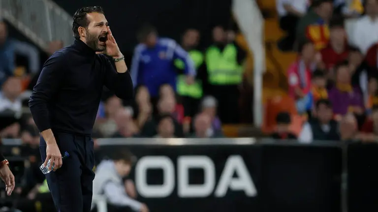 El técnico del Valencia, Rubén Baraja, durante el partido correspondiente a la jornada 25 de primera división que disputan hoy sábado Valencia y Osasuna en el estadio Mestalla de Valencia. EFE / Juan Carlos Cárdenas
