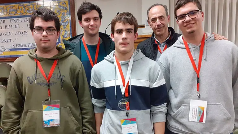 Adrián Nieto Moreno, Mikel Pérez de Gracia Cuñado (medalla de plata) y Pablo Lecumberri Irisarri. En la fila de atrás, de izda. A dcha., Ander Lamaison Vidarte y Gustavo Ochoa (preparadores). UPNA