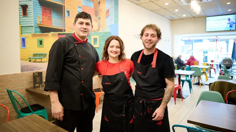 Magdalena Cygan y Andrés Suárez del Gastrobar Buenos Aires, en la calle Olite 46. PABLO LASAOSA