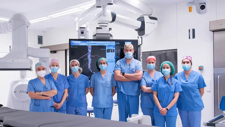 De izquierda a derecha: Esther Martínez (FEA Cirugía Vascular), Meritxell González (Enfermería), María Esquíroz (Enfermería), Lucía Ursúa (Enfermería), Sebastián Fernández (FEA Cirugía Vascular), Amaya Arróniz (FEA Cirugía Vascular), Orreaga Zugasti (Anestesia), Andrea Monreal (Técnico de Rayos). Ausentes en la imagen, pero participantes también en la cirugía Alejandro Bilbao (FEA Anestesiología y Reanimación), Andrés Alegre (Anestesiología y Reanimación) y Nieves Martínez (técnico de Rayos). GOBIERNO DE NAVARRA