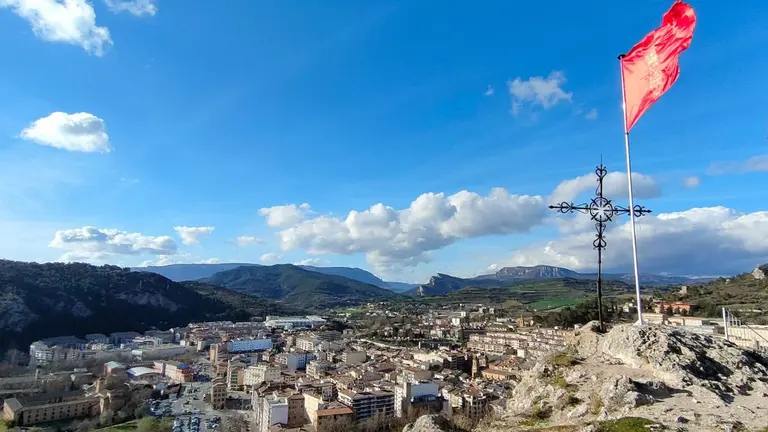El Ayuntamiento de Estella ha colocado dos banderas en sendos castillos. CEDIDA