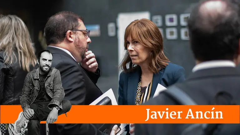 Uxue Barcos de Geroa Bai y  Unai Hualde presidente del Parlamento Navarro, charlan a la entrada del Pleno celebado en el Parlamento.  IRAITZ IRIARTE.