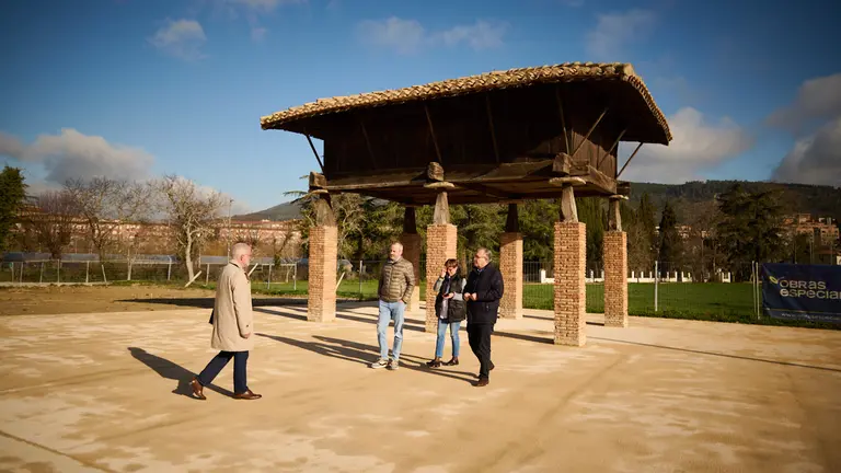 La Comisión y Gerencia de Urbanismo del Ayuntamiento de Pamplona visita las obras que se están llevando a cabo en el parque de Aranzadi. PABLO LASAOSA