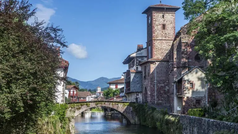 Vista del puente medieval de San Juan de Pie de Puerto sobre el río Nive, con la puerta de Notre Dame a la derecha. PIERRE CARTON / AYUNTAMIENTO DE SAINT JEAN DE PIED DE PORT