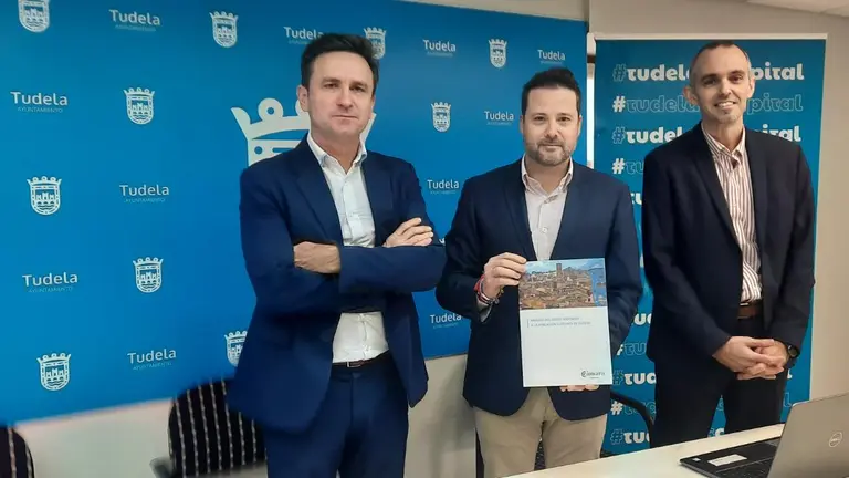 El alcalde de Tudela, Alejandro Toquero (centro) ha comparecido junto al director de Cámara Navarra, José Andrés Palacios (izquierda); y el técnico responsable de Estudios Económicos, Fernando San Miguel. CEDIDA