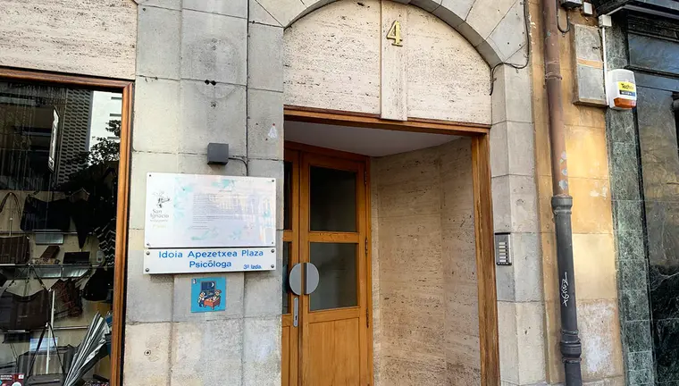 Placa del restaurante San Ignacio en el número de 4 de la avenida del mismo nombre. Navarra.com