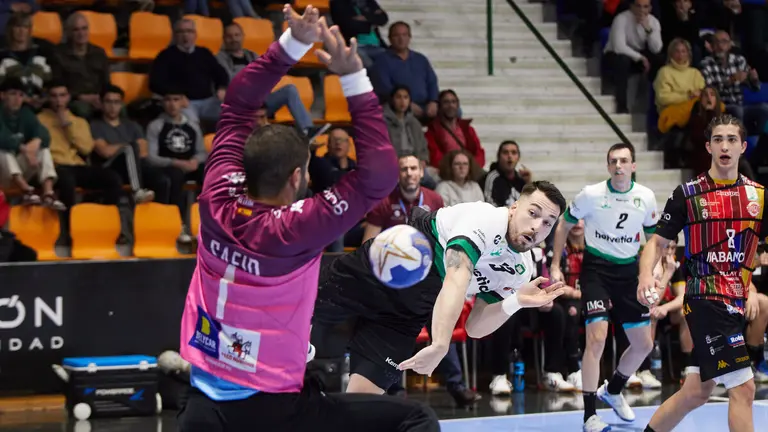Saeid Barkhordari (1. ABANCA Ademar Leon) y Aitor García (13. Helvetia Anaitasuna) durante el partido de balonmano de la tercera ronda de la Copa del Rey entre Helvetia Anaitasuna y ABANCA Ademar León disputado en el pabellón Anaitasuna de Pamplona. IÑIGO ALZUGARAY