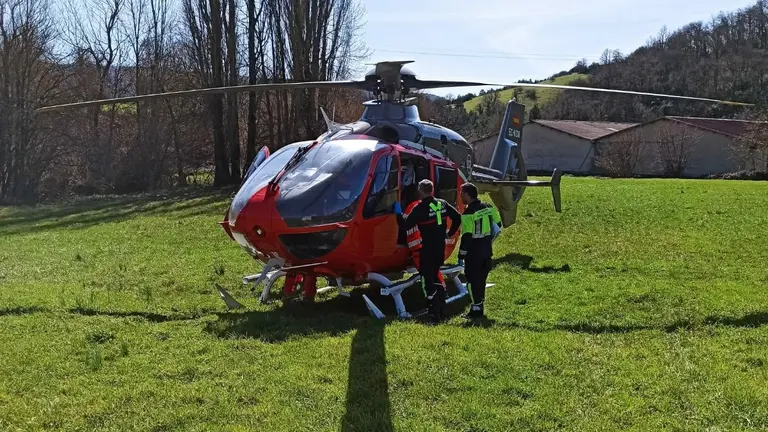Momento del traspaso del herido desde la ambulancia hasta el helicóptero. POLICÍA FORAL