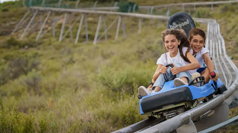 Las atracciones  ‘Bobsleigh’ y ‘La Gran Tirolina’ estaban cerradas desde el incendio que asoló el parque de Sendaviva el pasado verano. CEDIDA