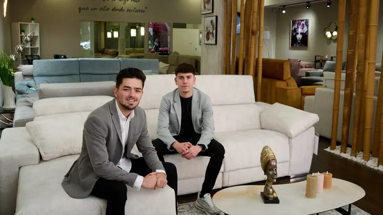 Aarón Martín y Javier Hernández en la tienda Zona Sofá de Pamplona. PABLO LASAOSA