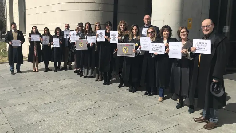 Con centración de los letrados en huelga en Pamplona. LAJ