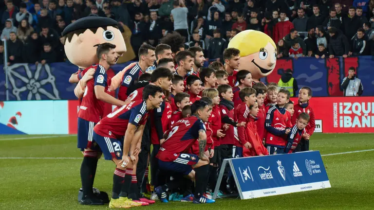 Los jugadores de Osasuna durante el partido de la Liga Santander entre CA Osasuna y RC Celta disputado en el estadio de El Sadar en Pamplona. IÑIGO ALZUGARAY
