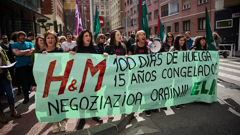Trabajadoras de la tienda H&M de La Morea, que cumplen 100 días en huelga, se concentran para exigir mejoras en sus condiciones laborales. PABLO LASAOSA