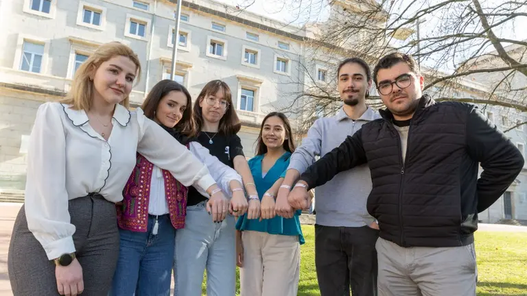De izquierda a derecha, los estudiantes Hande Musullulu, doctoranda de la Facultad de Educación y Psicología; Clara Jazmati, estudiante del Grado en Filosofía, Política y Economía (PPE); Ariana Godoy, estudiante del doble Grado en Filosofía y Periodismo; Emilia Freire, del equipo Tantaka; Aziz Yarkin, estudiante de Medicina; y Andrés Sisniega,  estudiante del Grado en Filosofía, Política y Economía (PPE). CEDIDA