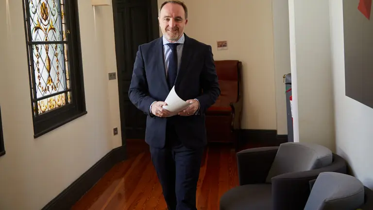 En Pamplona, El presidente de UPN y candidato a la presidencia del Gobierno foral, Javier Esparza, presenta propuestas dirigidas a las familias navarras. IÑIGO ALZUGARAY