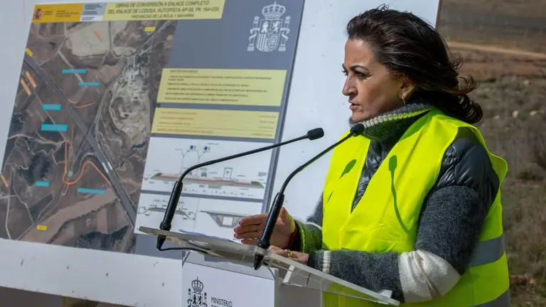 La presidenta del Gobierno de La Rioja, Concha Andreu, realiza declaraciones a los medios durante la visita de la ministra de Transportes, Movilidad y Agenda Urbana, Raquel Sánchez al nuevo enlace de la AP-68 de Lodosa, este viernes. EFE/Raquel Manzanares