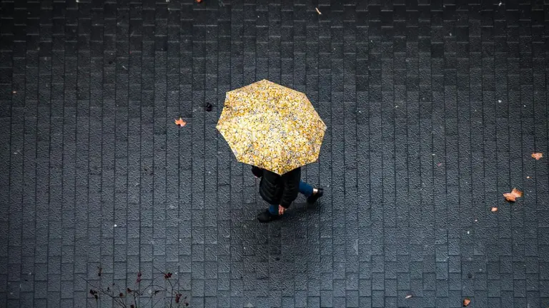 Una persona camina bajo la lluvia con un paraguas. - Kike Rincón - Europa Press - Archivo