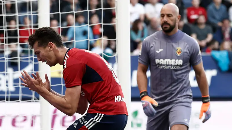 El centrocampista del Osasuna Lucas Torró (i) se lamenta de una ocasión fallada ante el Villarreal durante el partido de la jornada 26 de LaLiga Santander que disputan CA Osasuna y Villareal CF en el estadio de El Sadar (Pamplona). EFE/Jesús Diges