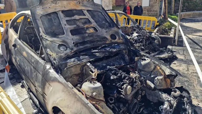 Uno de los coches calcinados en Tui (Pontevedra) - EUROPA PRESS