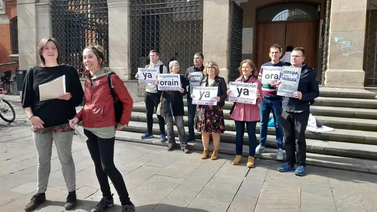 Los representantes de los sindicatos de en una concentración esta mañana ante las escuelas de San Francisco. EUROPAPRESS