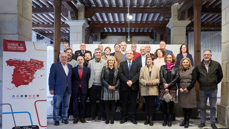 El alcalde de Pamplona, Enrique Maya, y el director de la Vuelta Ciclista a España, Javier Guillén, presentan la etapa de esta competición que tendrá como lugar de salida Pamplona, el próximo 10 de septiembre. IÑIGO ALZUGARAY