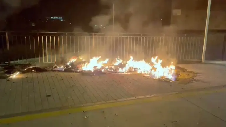 Los restos del contenedor terminan de arder en San Adrián. GUARDIA CIVIL