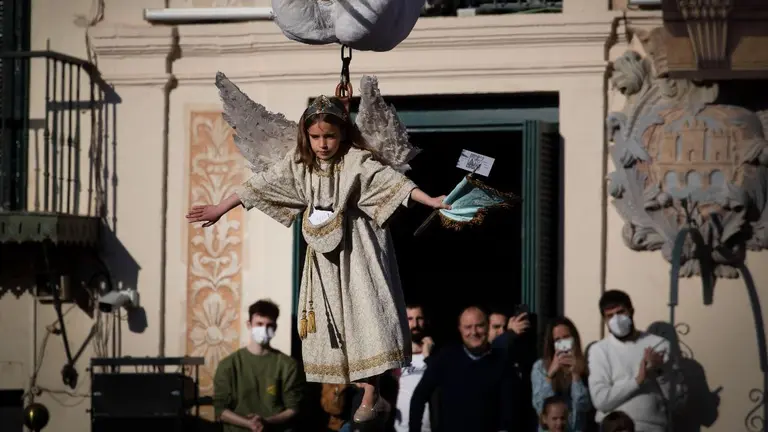 La pequeña Verónica Serrano (c, arriba), de 7 años, protagoniza en 2022 la tradicional "Bajada del Ángel" para celebrar el Domingo de Resurrección en Tudela, Navarra, tras dos años de ausencia debido a la pandemia por el covid-19. EFE/Villar López / ARCHIVO