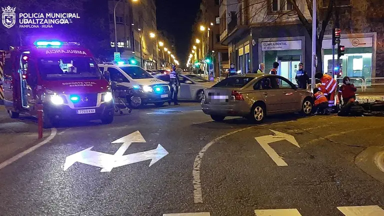 El equipo médico atiende al piloto de la moto en el accidente ocurrido este martes en el centro de Pamplona. POLICÍA MUNICIPAL DE PAMPLONA