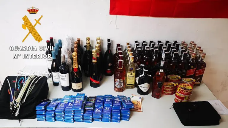 Bebidas alcoholicas, recambios de cepillos eléctricos y conservas cuya procedencia los detenidos no pudieron justificar. GUARDIA CIVIL