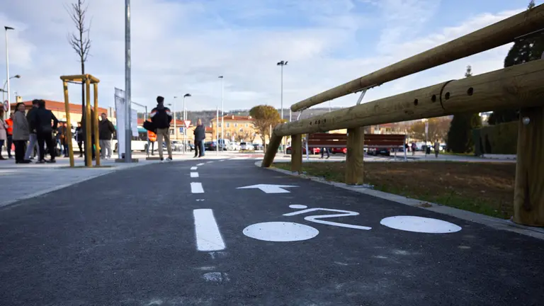 La Comisión y la Gerencia de Urbanismo del Ayuntamiento, con el alcalde, Enrique Maya, visitan las obras de la segunda fase de urbanización del barrio de Chantrea, con motivo de la recepción de las obras. IÑIGO ALZUGARAY