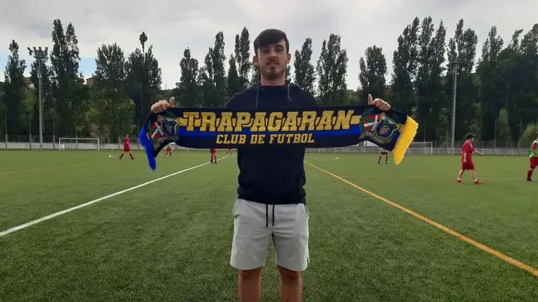 Lander Sollano Duro, joven de 21 años que ha fallecido arrollodo por un tren, posa con una bufanda del Tragaparan. TRAGAPARAN CF