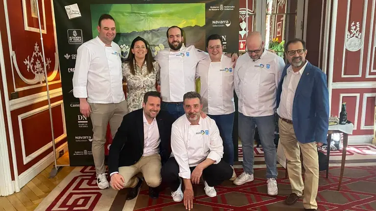 Los chefs navarros Virgilio Martínez del ‘Restaurante Beethoven’, José Aguado del
‘Restaurante Topero’, Aitor Castellano, chef del restaurante ‘De Temporada’, Alberto
Lamana, chef del restaurante ‘Le Bistrot’ y Mauro Milagro del bar ‘La catedral’ junto a la anfitriona y el alcalde de Tudela, Alejandro Toquero.
