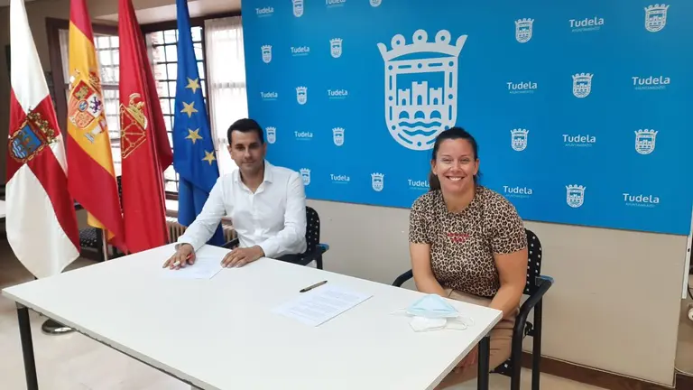 Carlos Aguado (izquierda) en una rueda de prensa anterior en el Ayuntamiento de Tudela. CEDIDA / ARCHIVO