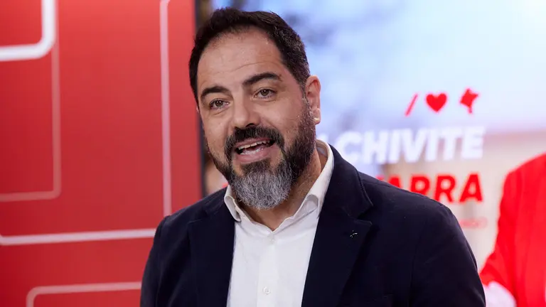 El secretario de Organización del PSN, Ramón Alzórriz, interviene en rueda de prensa junto al responsable de Estudios y Programas del Comité Electoral, Javier Remírez, para dar a conocer las bases del programa electoral 2023-2027 y analizar el nuevo tiempo electoral. IÑIGO ALZUGARAY