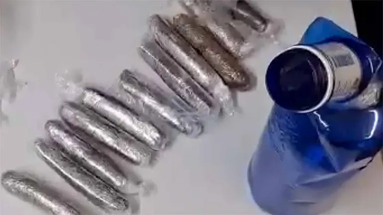 El detenido llevaba la droga en botellas de plástico. GUARDIA CIVIL