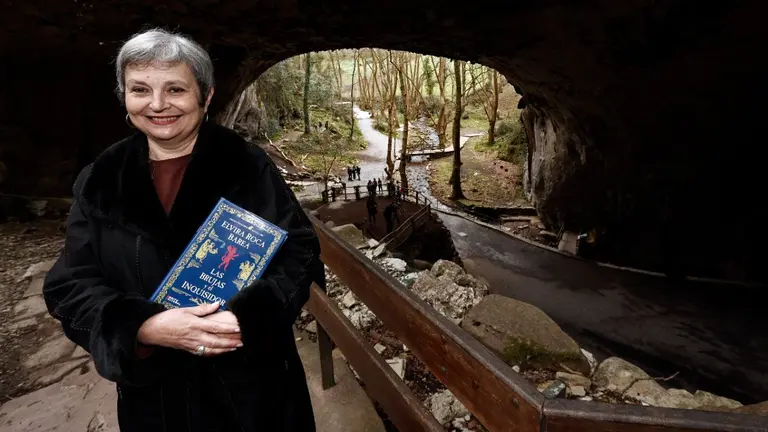 A menudo se compara a la Inquisición Española con las modernas redes sociales por su tendencia a la "ejecución" pública de quienes expresan puntos de vista heterodoxos, pero la realidad es la contraria, ya que el Santo Oficio actuó precisamente contra esos "linchamientos injustificados", ha afirmado la escritora Elvira Roca Barea, autora de la novela "Las brujas y el inquisidor". Roca, ganadora con esta obra del Premio Primavera 2023, destaca en una entrevista con EFE que la realidad "tiene la mala costumbre de no responder a arquetipos" y en casos como el de la localidad navarra de Zugarramurdi de 1609, la realidad es que el Santo Oficio "actuó contra esas creencias que llevaban a la gente a acusar a sus vecinos de cosas terribles".EFE/ Jesús Diges