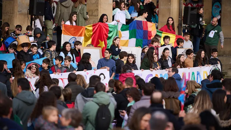 La Fundación Itaka-Escolapios celebra la fiesta final del mes de la 'Caminhada', una campaña que este año ha desarrollado con el lema 'Una voz, un millón de cambios' y que ha servido para dar a conocer la labor educativa y transformadora de siete proyectos de educación no formal apoyados por la red Itaka Escolapios. PABLO LASAOSA