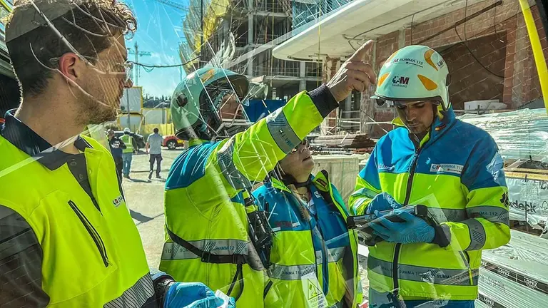 Efectivos de SUMMA 112 intervienen en la obra donde se ha producido el accidente laboral. EMERGENCIAS 112 COMUNIDAD DE MADRID