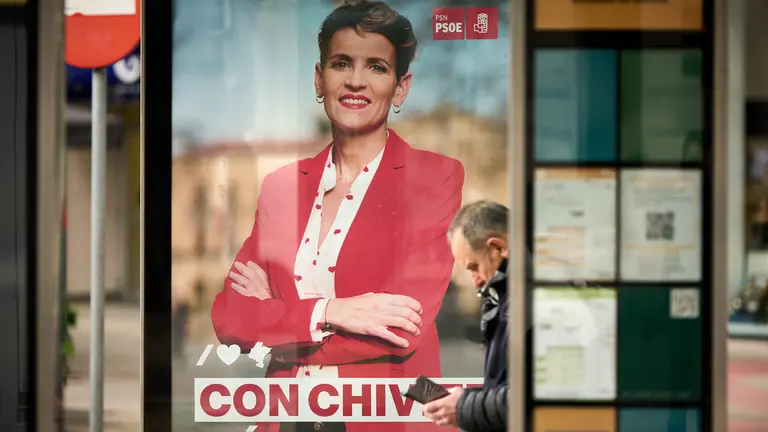 Carteles electorales en pre campaña de la candidata al Gobierno de Navarra del PSN, María Chivite. PABLO LASAOSA