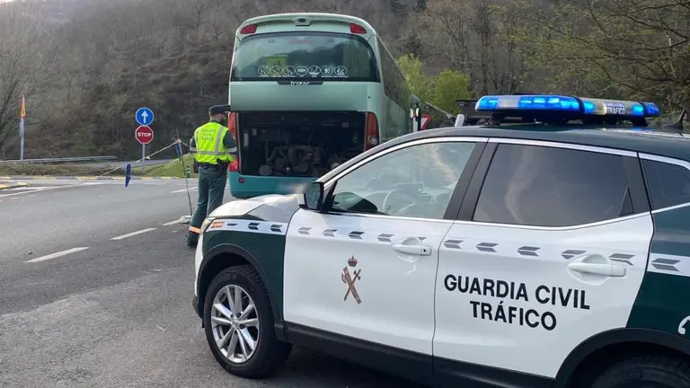 La Guardia Civil auxilia a un autobús escolar averiado en la N-121-A. GUARDIA CIVIL