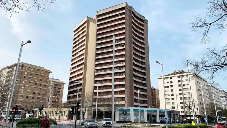 La Torre Basoko en la esquina de las avenidas Sancho el Fuerte con Pio XII en Pamplona. Navarra.com