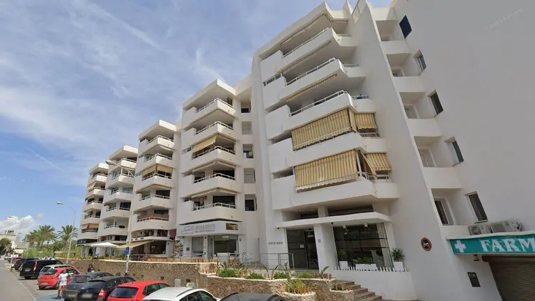 Calle Joan Daifa de Ibiza, donde cayó desde un quinto piso un joven italiano de 29 años que ha fallecido. GOOGLE MAPS