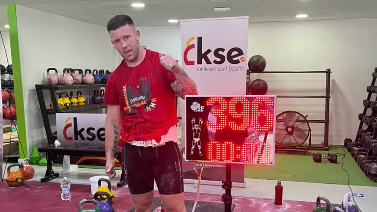 Imanol Pedreño, triple campeón de España de Kettlebell, posa delante de su marca de 396 alzadas. CEDIDA