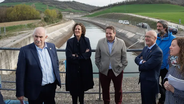 El vicepresidente Aierdi, el consejero Ciriza y la consejera Gómez junto a representantes municipales de Monreal y Valle de Elorz en la visita al canal a su paso por Monreal. CEDIDA