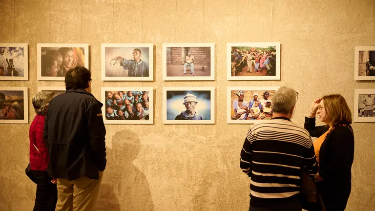 Inauguración de la exposición de fotografía de Enrique Pimoulier en el Palacio del Condestable, con imágenes realizadas por el fotógrafo pamplonés fallecido en 2022. PABLO LASAOSA
