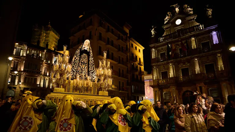 Procesi&oacute;n del traslado de la Virgen Dolorosa 2023 a la Catedral de Pamplona desde la Iglesia de San Lorenzo. PABLO LASAOSA